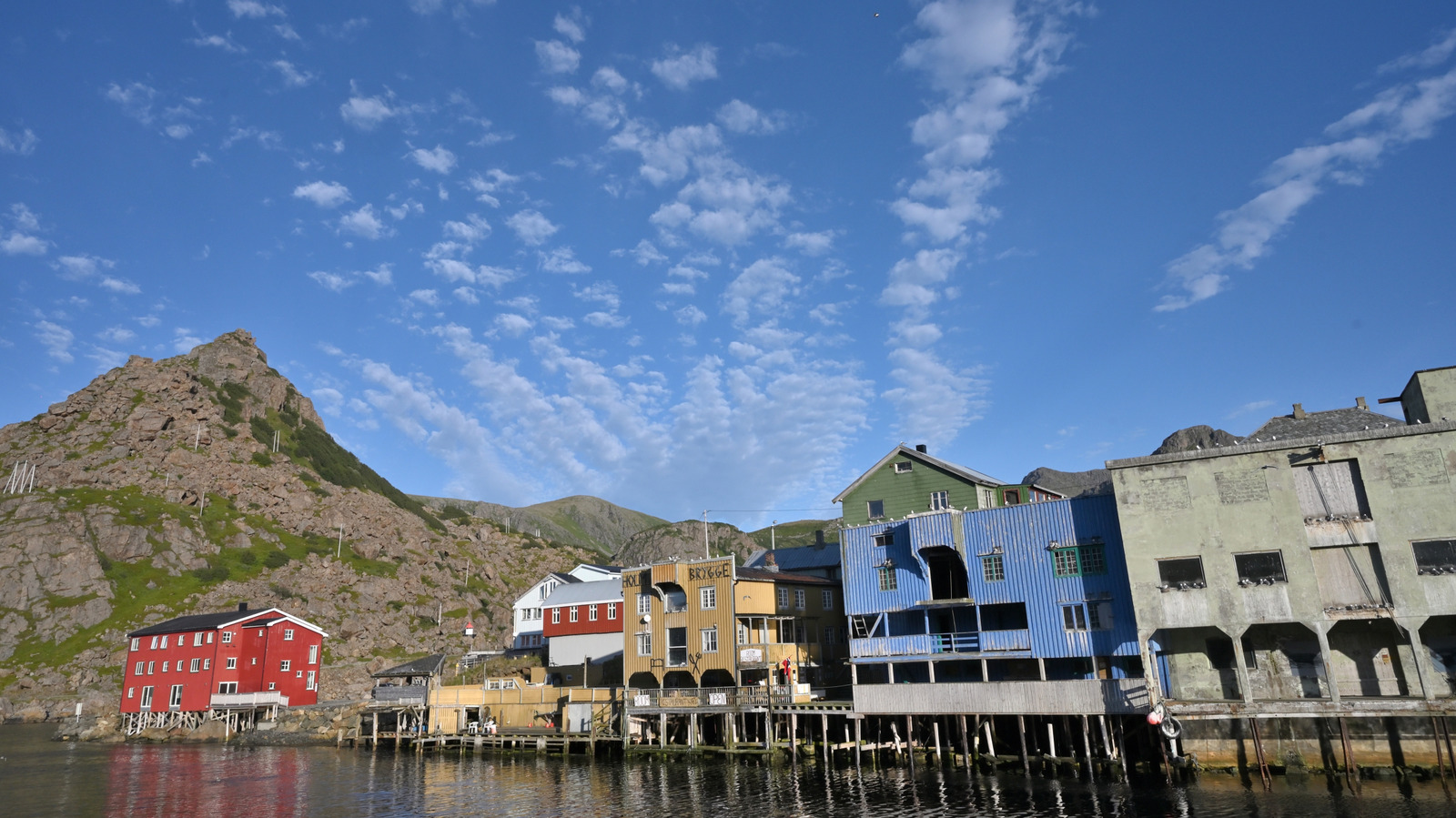 Le village de pêcheurs autrefois enraciné de la Norvège est devenu un refuge pour les créatifs sous les aurores boréales