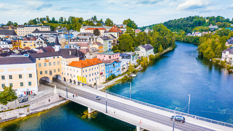 La rivière Traun rencontrant le lac Traun à Gmunden, Autriche