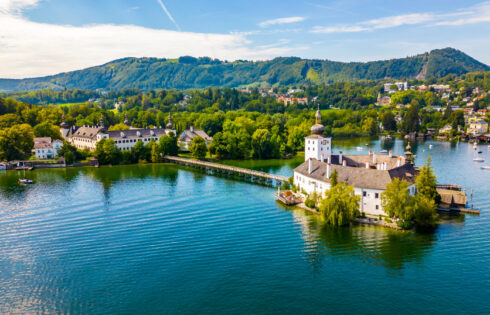 Sandwich entre Vienne et Salzbourg se trouve la ville au bord du lac d'Autriche avec des sentiers de falaise étreignant et des vues romantiques