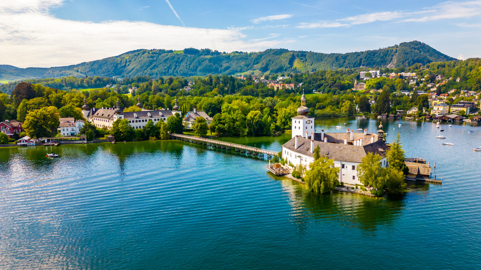 Sandwich entre Vienne et Salzbourg se trouve la ville au bord du lac d'Autriche avec des sentiers de falaise étreignant et des vues romantiques