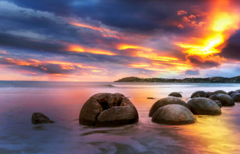 Cette plage néo-zélandaise est connue pour ses mystérieux rochers sphériques et ses couchers de soleil à l'océan spectaculaires