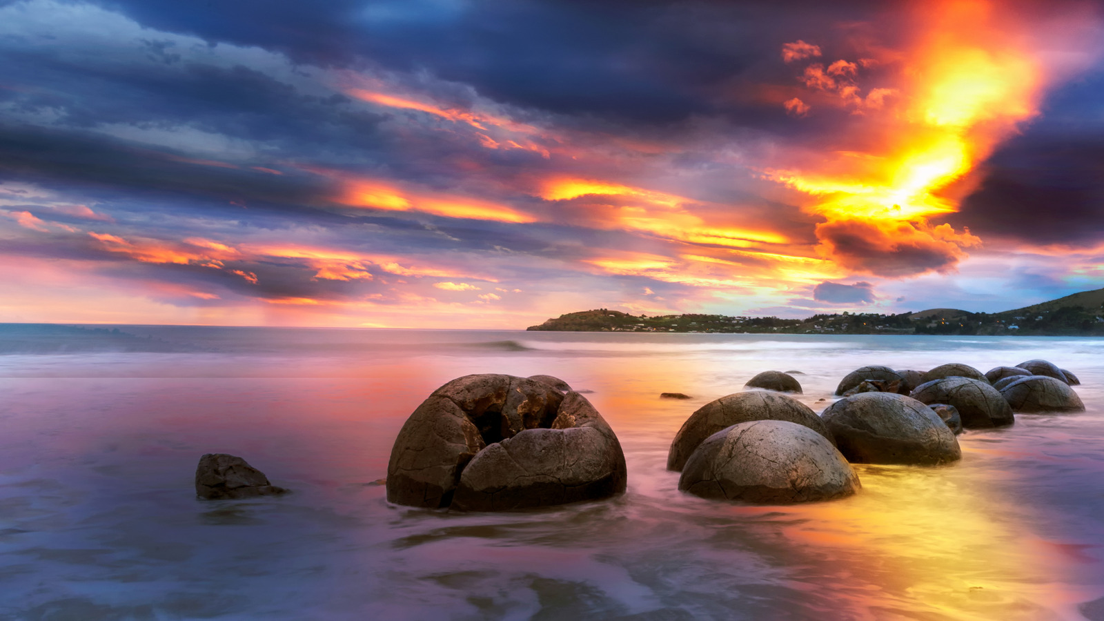Cette plage néo-zélandaise est connue pour ses mystérieux rochers sphériques et ses couchers de soleil à l'océan spectaculaires