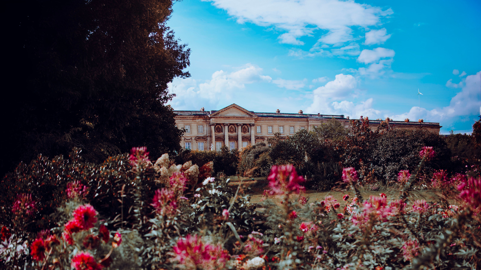 Niché dans la vallée de la rivière France en France est une ville de «mini Paris» sans tourisme avec de l'art, de la culture et de la verdure