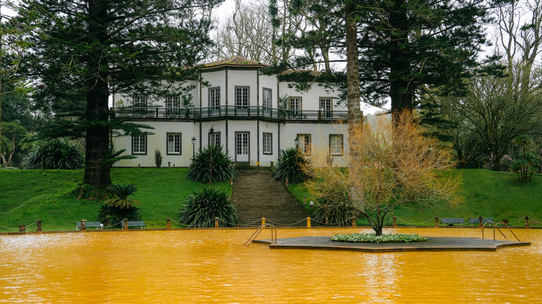 Botania Hall se tient sur une petite colline verte derrière le bain thermique de couleur orange à Terra Nostra Park