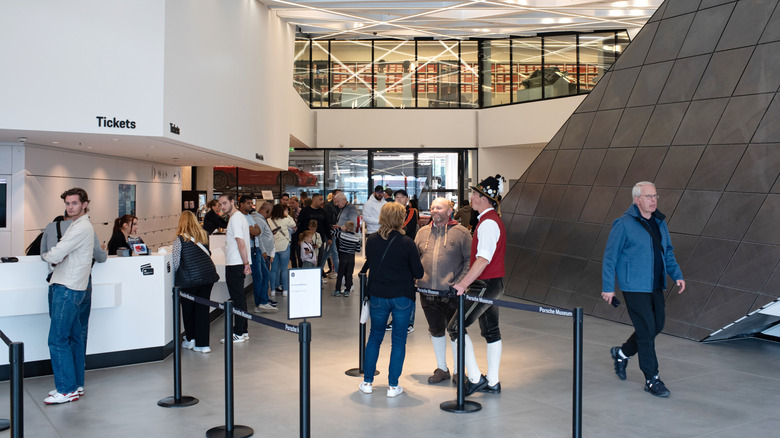 Les amateurs de musées alignent pour acheter des billets de musée