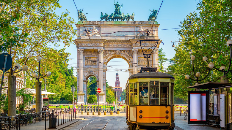 Vue de l'arc de la paix avec tramway jaune à Milan