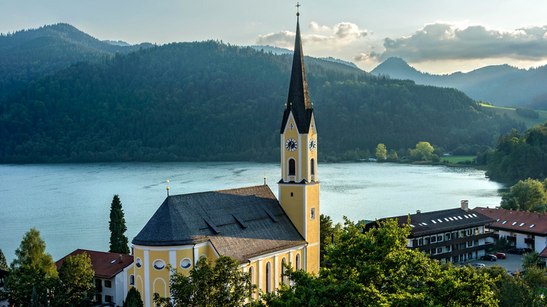 Église de St. Sixt à Schliersee entourée de paysages de lac