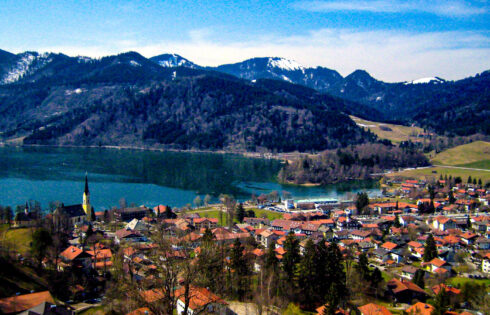 Situé entre Munich et Salzbourg se trouve la ville au bord du lac d'Allemagne avec des hangars à bateaux en bois et un charme alpin
