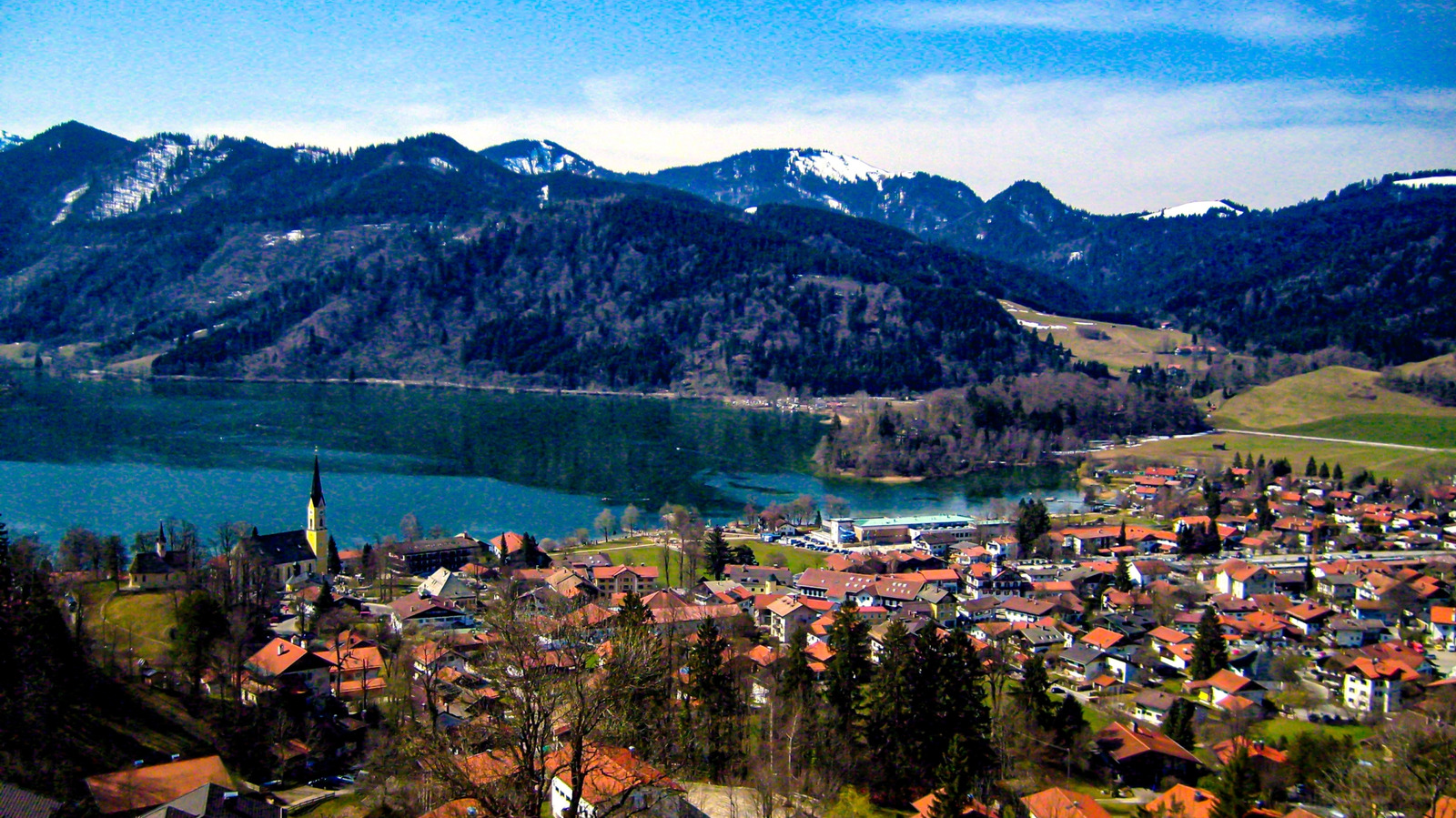 Situé entre Munich et Salzbourg se trouve la ville au bord du lac d'Allemagne avec des hangars à bateaux en bois et un charme alpin