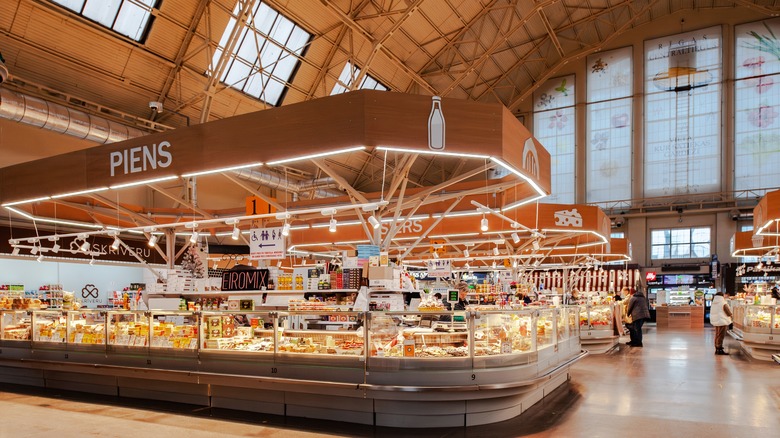 Intérieurs du marché central de Riga avec de la nourriture dans les cas