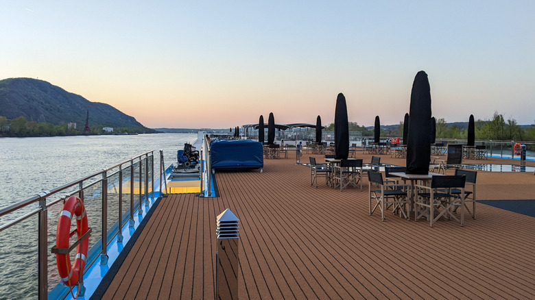 Deck de soleil vide d'Amamagna