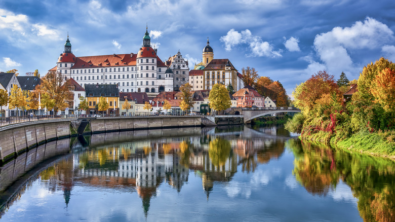Ville bavaroise le long de la rivière Danube