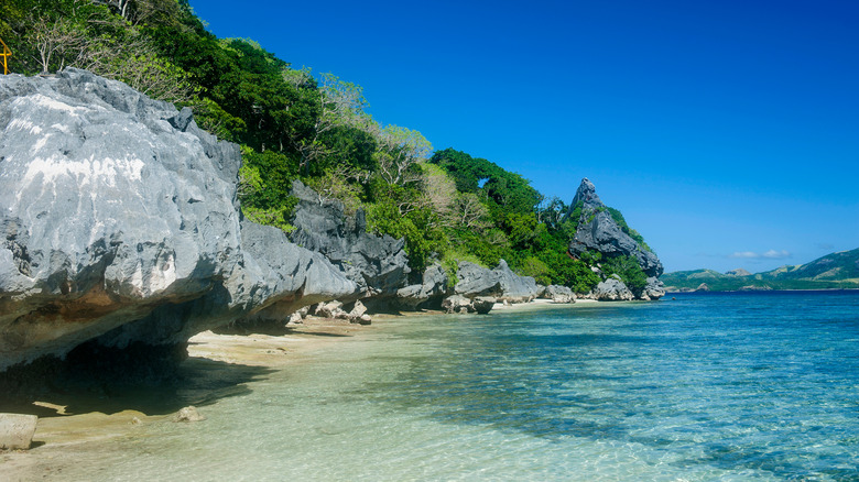 Plage près des grottes de Sawa-i-lau