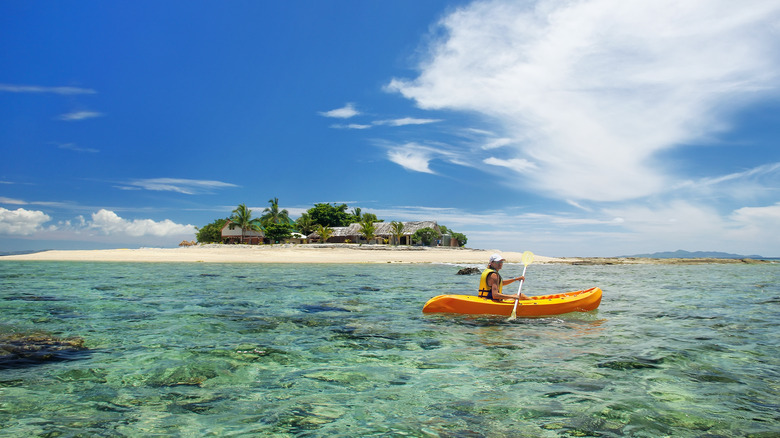 Kayak de femme aux îles de Mamancuas, Fidji