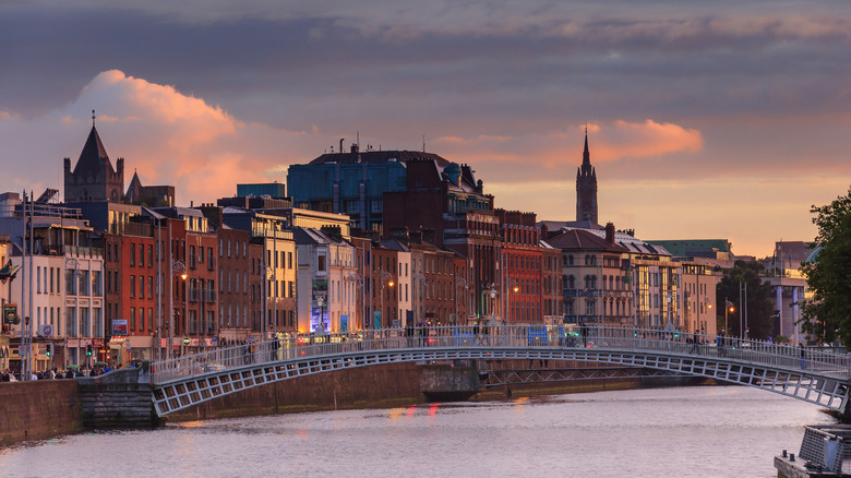 Le pont Ha'penny à Dublin, Irlande la nuit