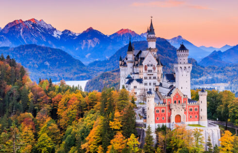 Le plus grand château de conte de fées d'Europe est un joyau majestueux caché dans les Alpes qui ont inspiré Walt Disney