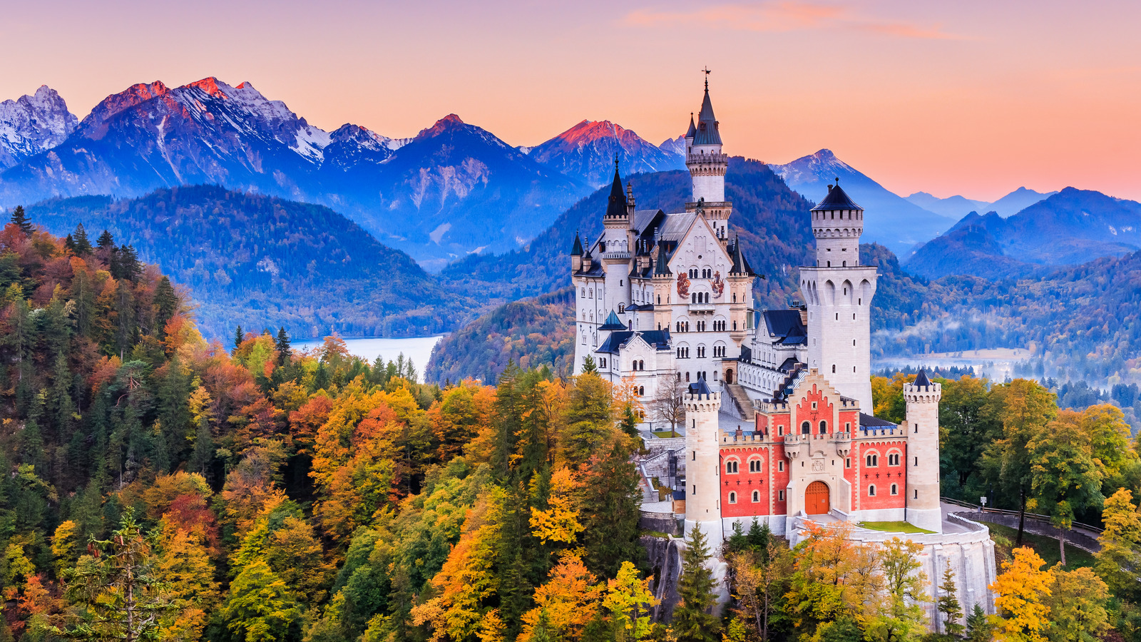 Le plus grand château de conte de fées d'Europe est un joyau majestueux caché dans les Alpes qui ont inspiré Walt Disney