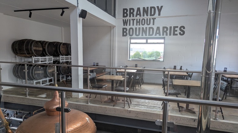 Tables et images fixes dans une distillerie de brandy