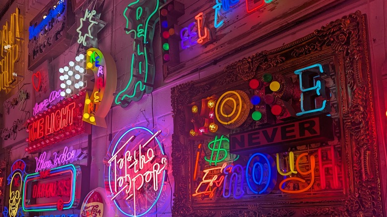 Signes néon sur un mur au junkyard de Dieu