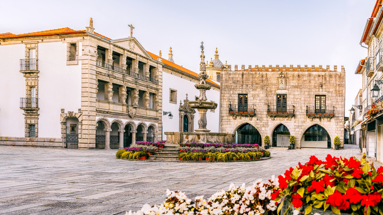 La place principale de Viana do Castelo, Portugal