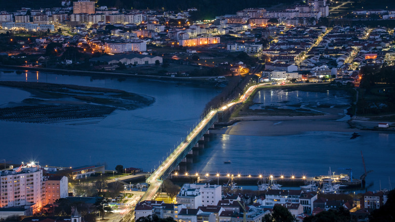 Un pont sur la rivière à Viana do Castelo, Portugal