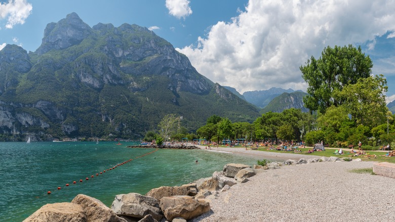 Les montagnes négligent les plages de galets du lac Garda