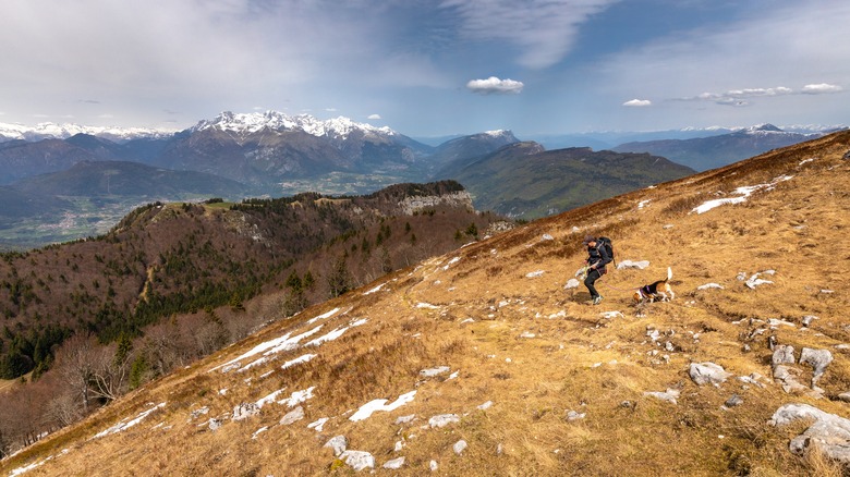 Un randonneur marchant sur Monte Mison au-dessus d'Arco