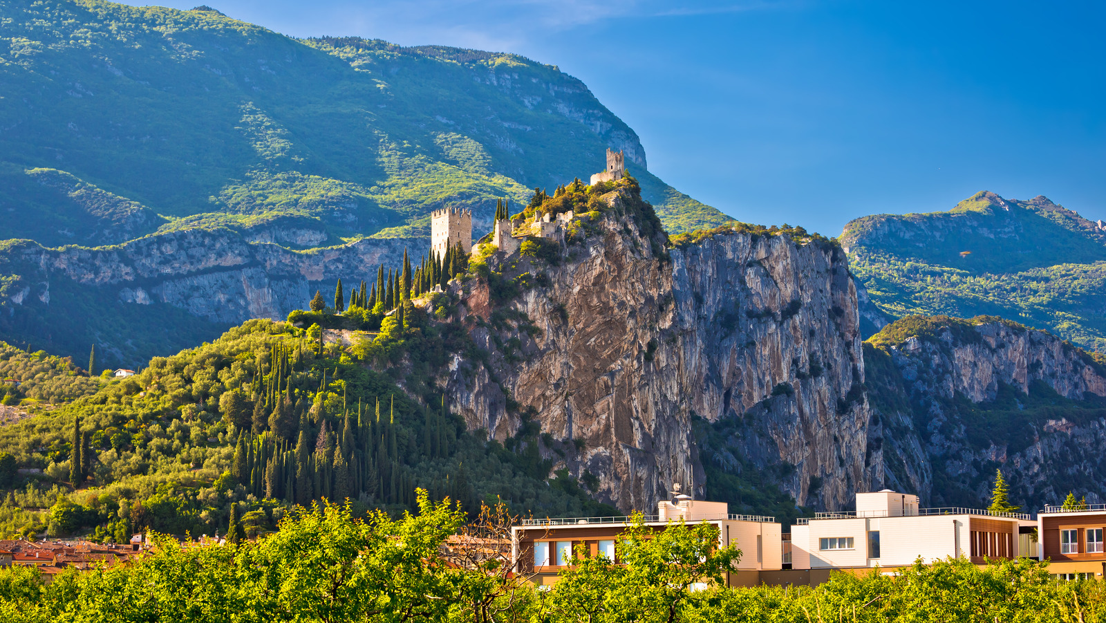 La ville italienne au sommet du château propose des plages du lac Garda et des randonnées de montagne inégalées sans la foule