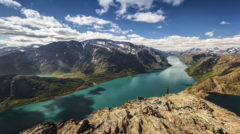 Vue depuis le point le plus élevé du célèbre Beseggen Trail en Norvège (Jotunheimen)