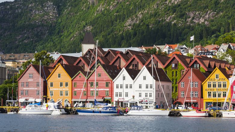 Belles maisons côtières avec des couleurs animées et un reflet calme à Bergen, en Norvège