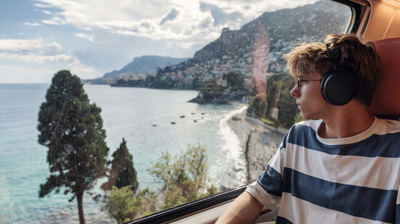 Un passager appréciant la vue de la Riviera à partir d'un train