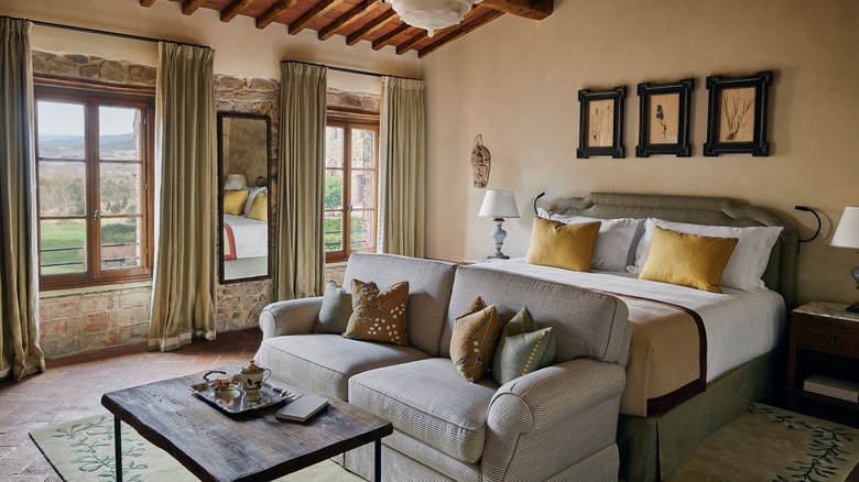 Une suite à Castello di Casole, un hôtel de Belmond