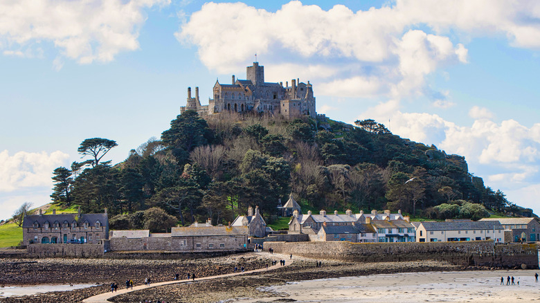 Une vue de l'ancien château qui se trouve sur le dessus de la monture