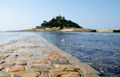 Hidden le long de la côte de l'Angleterre est l'une des îles de marée unique de Cornwall avec une plage, un jardin et un charme historique