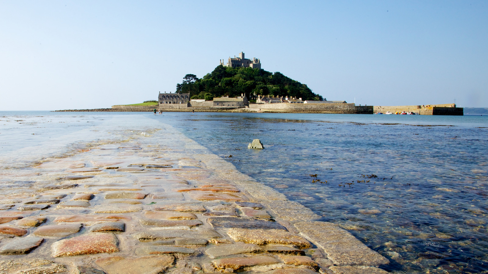 Hidden le long de la côte de l'Angleterre est l'une des îles de marée unique de Cornwall avec une plage, un jardin et un charme historique