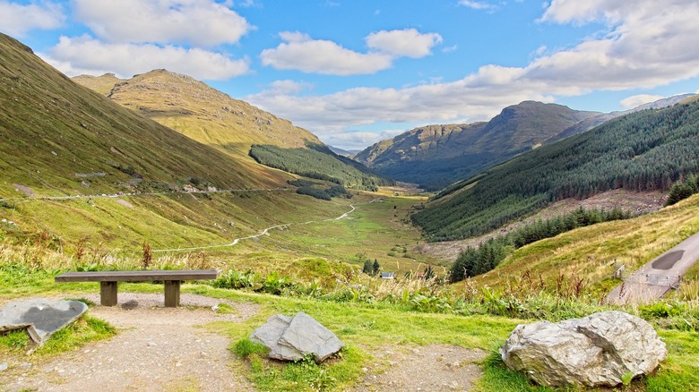 Vewpoint de montagnes et route panoramique près d'Arrochar, en Écosse