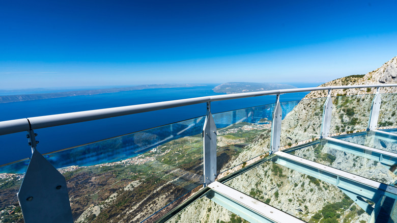 Mer et îles vues du Biokovo Nature Park Skywalk, Croatie, Makarska Riviera