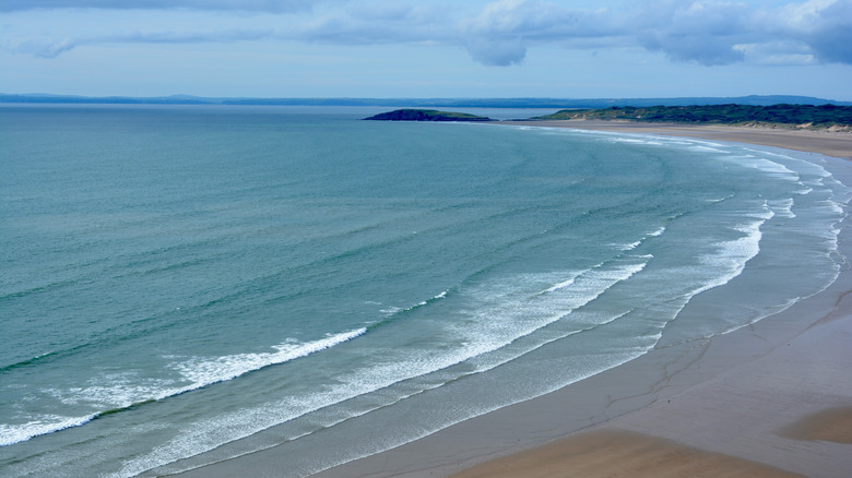 Les vagues se brisent sur les sables de Rhossili et Llangennith Beach