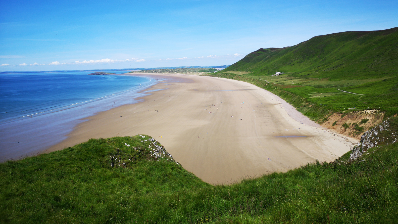L'une des meilleures plages de surf du Pays de Galles a des vagues et des randonnées épiques le long d'un promontoire unique de serpent de mer