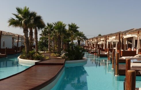 Ce luxueux complexe insulaire des adultes est peut-être la destination la plus romantique de la Grèce