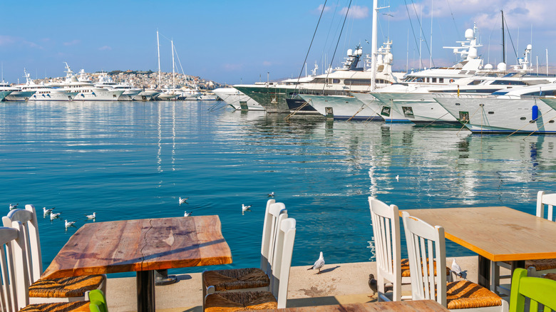 Yachts dans la marina de la Riviera athénienne