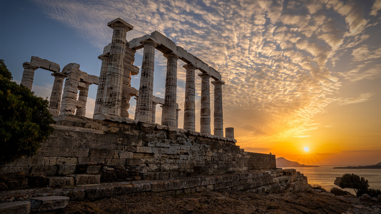 Colonnes de Cape Sounion au coucher du soleil