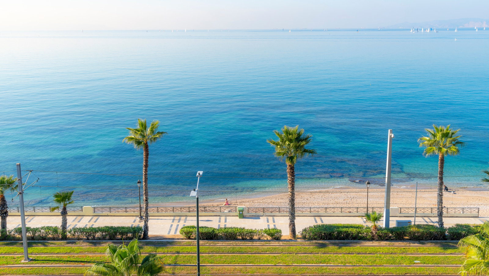 La capitale de la Grèce a une riviera continentale autrefois glamour pleine de plages et de stations qui fait un grand retour
