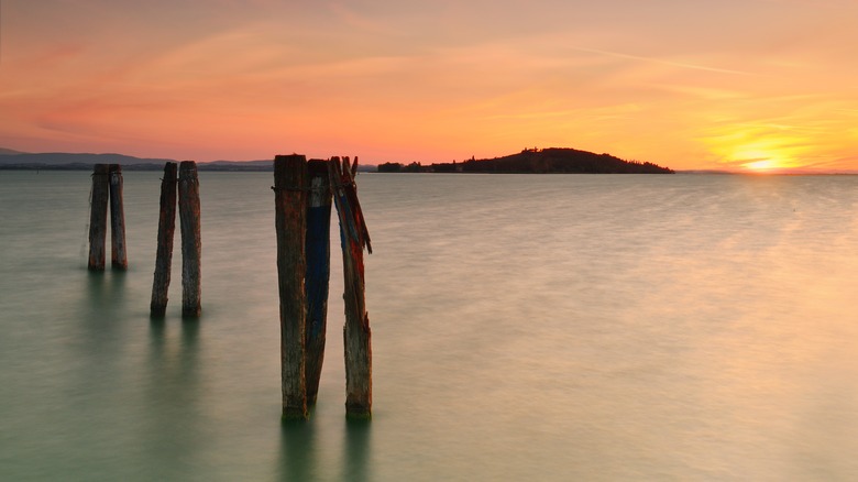 Coucher de soleil sur le lac Trasimeno avec vue sur l'isola polvese