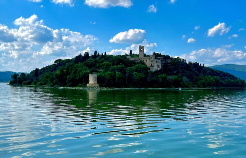 La plus grande île du lac Trasimeno est un paradis italien négligé plein d'oliviers et de charme tranquille