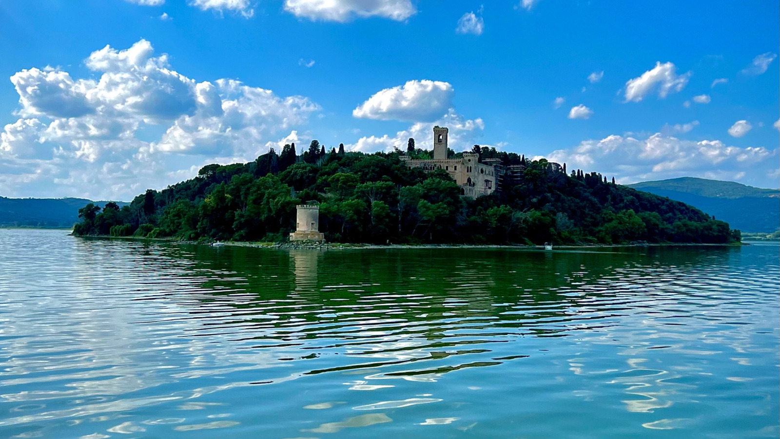 La plus grande île du lac Trasimeno est un paradis italien négligé plein d'oliviers et de charme tranquille