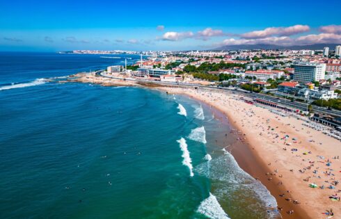 La ville balnéaire à soleil de Lisbonne est un paradis côtier portugais avec des sables dorés, des marchés animés et des établissements vinicoles