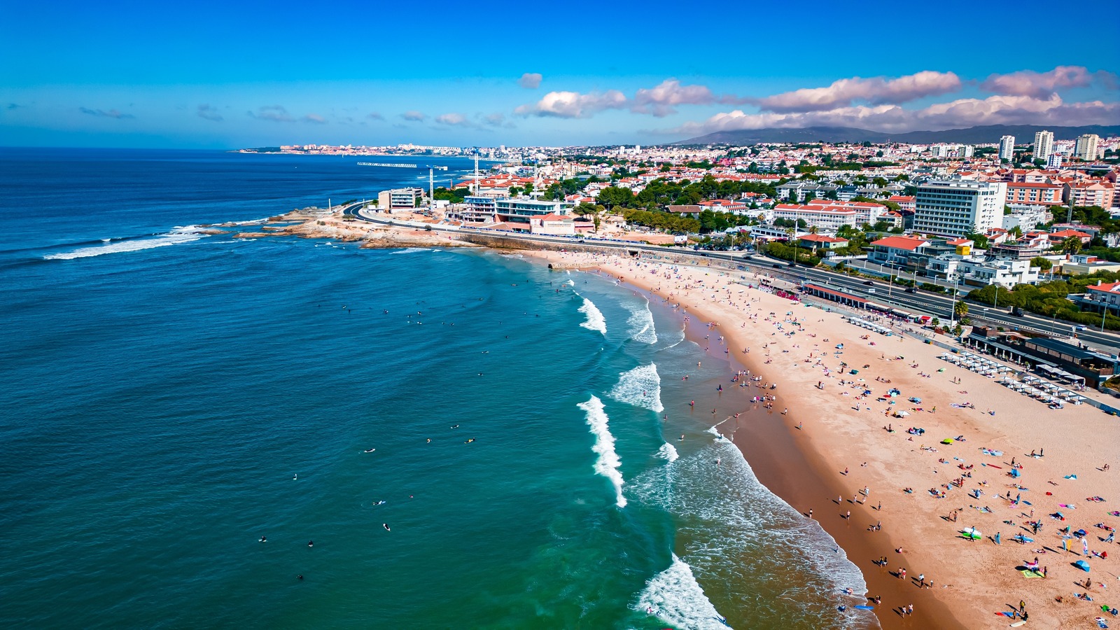 La ville balnéaire à soleil de Lisbonne est un paradis côtier portugais avec des sables dorés, des marchés animés et des établissements vinicoles
