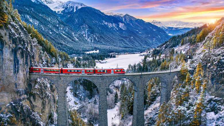 Train rouge suisse sur viaduc en montagne pour une balade panoramique