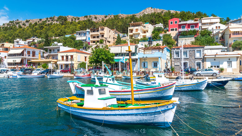 Bateaux de pêche dans un port sur l'île grecque de Chios